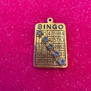 Bingo pendant with blue topaz stones